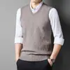 Chaleco de cuello en V, nuevo estilo otoño e invierno, chaleco de punto sin mangas ordinary para hombre, color liso, adecuado para ropa de negocios de mediana edad