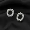 Pendientes pequeños con textura de metal, diseño de nicho europeo y americano, sencillos, modernos y combinables, de alta calidad y con un toque frío.