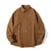 Camisa de manga larga, un atuendo masculino elegante y sofisticado, combinado con una camisa blanca de algodón casual y fresca