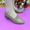 Sapatos Femininos de Salto Bloco Sapatos Únicos 2026 Nova Coleção Primavera/Outono Solado Macio Confortáveis Sapatos Femininos de Couro Corte Baixo Salto Baixo Slip-on Sapatos de Verão