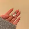 Diseño de nicho clip para oreja de perla con nudo brillante, lujo ligero, nuevo popular, pendientes de temperamento de alta calidad sin perforación para mujer