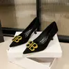 Zapatos de mujer negros retro con punta fina esmerilada y detalles dorados para el trabajo diario y para fiestas, tacones altos de tacón medio para mujer