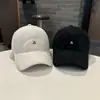 Gorra de Béisbol Cálida de Gamuza Bordada con Personajes Estilo Coreano Simple para Mujer, Sombrero Versátil de Ala Curva para Hombre para Viajes al Aire Libre de Principios de Otoño