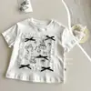 Camiseta infantil de manga curta para meninas, novo estilo de verão 2026, top camiseta de desenho animado para meninas, absorvente de suor, respirável, amigável à pele, moderno