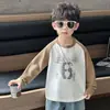 Camiseta de Manga Longa para Meninos Primavera 2026 Novo Estilo Camiseta Básica Color Block Infantil Estilo Primavera e Outono Versátil Fashionável Top t