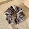 Scrunchie de Pelúcia Liso Colorido Simples Estilo Coreano para Outono e Inverno Elástico Versátil para Cabelo Corda para Rabo de Cavalo Acessório de Cabelo Elegante