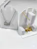 Soporte de exhibición de aretes y collares de acrílico con accesorios colgantes, soporte de aretes de cuero cepillado para transmisión en vivo con insertos de exhibición.