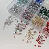Caja de 12 compartimentos con strass de colores variados para decoración de uñas de fondo plano, formas de corazón, estrella y lágrima, decoraciones de uñas al por mayor