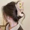 Lindo pasador de pinza de peluche grande para la nuca, nuevo pasador de tiburón para otoño e invierno 2026, elegante pasador de oso para recogidos