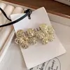 Brincos de Pétala de Diamante Retrô para Mulheres, Luxo Acessível Francês, Brincos de Flor com Textura de Metal de Alta Qualidade, Brincos Versáteis Exagerados