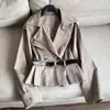 2026 Novo Estilo Divertido Bainha Plissada Curta Gola Dupla Casaco Trench Coat para Mulheres Atacado N5AW98618