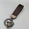 Chaveiro de Carro com Padrão de Fibra de Carbono Pingente de Chave de Metal e Couro Personalizado Venda por Atacado de Fábrica Presentes de Festival da Primavera