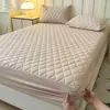Sábana Bajera Ajustable Impermeable de TPU Acolchada Transfronteriza Hecha a Medida Patrón de Diamantes Amigable con la Piel Cubierta de Cama Acolchada Cepillada Cubierta de Colchón Sábana Bajera Acolchada