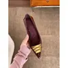 Primer Encuentro Zapatos de Salón de Punta Baja con Hebilla Metálica Retro para Mujer Otoño Rojo Vino Versátiles Tacón de Gato Zapatos para Ir al Trabajo Tacón Bajo