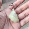 Venta al por mayor de fábrica colgante de loto de jade afgano natural colgante de jade colgante de jade de loto verde blanco suministro en vivo