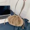 Nova Bolsa de Axila de Lã Sintética Outono e Inverno 2022 Bolsa de Ombro Portátil Feminina Bolsa de Pelúcia Bolsa Wonton Cordão Bolsa de Nuvem Mao Mao