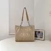 Bolsa tote grande e estilosa de estilo europeu e americano para o dia a dia com acessórios, adequada para o trabalho, para carregar no ombro ou sob o braço.