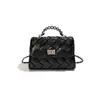 Bolso bandolera de cadena de alta gama de nicho con patrón de diamantes para mujer, nuevo modelo de verano 2026, bolso de hombro pequeño cuadrado versátil de moda de lujo ligero