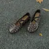 Sapatos rasos femininos de pele de carneiro super macia, estilo vintage francês, couro genuíno, sapatilhas com rebites planos e tiras cruzadas, sapatos Mary Jane