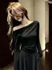 Camiseta de manga larga asimétrica de un solo hombro estilo coreano para mujer, top fino de verano protector solar, ajuste ceñido y que realza la figura