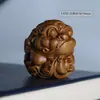 Talla de Sándalo Verde de un Pixiu Atractor de Riqueza para Té, un Adorno Premium de Mano para Decoración de Escritorio de Oficina