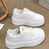 Zapatillas blancas para mujer, de punta redonda, con cordones, suela gruesa, que aumentan la altura, versátiles, deportivas casuales