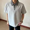 Camiseta Polo Masculina de Verão Falsa Duas Peças Xadrez Patchwork Gola V Manga Curta Estilo Americano Peso Pesado Curta Larga Ombro Reto Meia Manga