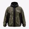 Chaqueta de trabajo con capucha verde militar personalizada de fábrica para hombre, con bordes crudos y múltiples bolsillos, con un diseño desgastado y moderno