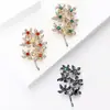 Broche Acessório de Galho Cravejado com Diamantes e Seis Flores, Estiloso e Criativo, Alfinete de Planta Estilo Ins Fresco, Disponível em Várias Cores