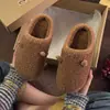Pantuflas de algodón esponjoso para mujer, nuevo estilo lindo de otoño e invierno, zapatos de felpa de algodón cálidos antideslizantes para el hogar en pareja