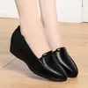 Versátiles zapatos nuevos de primavera y otoño para mujer, zapatos de madre, slip-on cómodos con tacón de cuña, suela blanda antideslizante para el trabajo