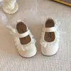 Zapatos de Niña Estilo Hada con Adorno de Encaje Dulce y Perlas de Cuero 2026 Primavera/Otoño Nuevos Suela Suave Versátiles Zapatos de Princesa Modernos