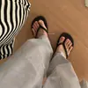 Chanclas antideslizantes engrosadas para mujer, calzado de verano para exteriores, zapatos de playa versátiles de moda ins, sandalias duraderas para parejas al por mayor