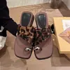 Chinelos de Plataforma com Salto Cuña Quadrado para Mulheres, Uso Externo de Verão, Tecido Macio, Franzido, Cobertura para os Dedos, Sandálias Casuais de Praia