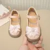 Zapatos de cuero con lazo estilo coreano para niñas, nuevo modelo primavera y otoño 2026, zapatos de actuación para niñas pequeñas, zapatos versátiles de suela blanda para niños, zapatos de princesa