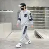 Novo estilo de outono para meninos, conjunto de moletom infantil casual e estiloso de duas peças com retalhos e bolsos em jeans