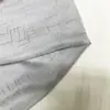 Nuevo tejido de gasa con rayas en relieve dorado y líneas geométricas, adecuado para decoraciones de bodas, cortinas, accesorios y materiales de confección.