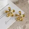 Brincos de Tarraxa Flor de Metal Escovado Doces e Elegantes para Mulheres, Brincos de Flor Tridimensionais Texturizados de Nicho de Luxo Leve, Acessórios de Férias