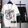 Traje Deportivo Casual de Seda de Hielo para Hombre Verano Delgado Holgado Tallas Grandes Camiseta de Manga Corta con Estampado Distintivo Conjunto Corto Moderno