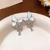 Pendientes Colgantes de Mariposa con Pintura en Spray y Pedrería Transfronterizos Europeos y Americanos, Pendientes de Lujo Ligero de Nicho de Gama Alta, Pendientes Versátiles para el Uso Diario para Mujeres