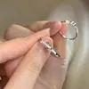 Anillo de corazón de amor con circonita hueca para mujer, lujo ligero, sensación de alta gama, mismo estilo que las celebridades de internet, anillo de dedo ajustable, versátil, joyería de mano con diamantes pavimentados, moderno