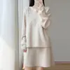 Conjunto de saia de duas peças em lã pura bordada com gola V e mangas compridas para outono e inverno para mulheres, novo conjunto de duas peças de suéter de tricô com design vazado