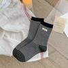 25 Otoño e Invierno Calcetines Nuevos Calcetines de Media Caña para Mujer Calcetines de Algodón Simples Casuales Modernos Ins de Estilo Japonés Calcetines de Mujer Etiqueta de Tela con Letras Rayadas