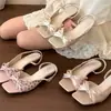 Sandálias femininas estilo delicado com laço e uma alça para o verão 2026, novas, bico quadrado, salto grosso, versáteis, com temperamento, sapatos únicos para mulheres