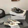 Sapatos Slip-On de Salto Baixo Agulha Bico Fino em Metal com Fivela Estilo Francês para Mulheres, Elegantes e Chiques, com Design de Nicho e Parte Traseira Aberta