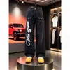 Jeans streetwear leve estilo americano com estampa de grafite de asas e costura contrastante, calça de algodão unisex de perna larga curva multibolsos comprimento total