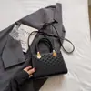 Bolsas Pequenas da Moda para Mulheres no Comércio Exterior, Versáteis para Outono e Inverno 2025, Novas Bolsas Quadradas Pequenas Transversais e de Mão na Moda e Populares