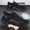 Zapatillas personalizadas para hombre estilo nuevo 2026 transfronterizas con suelas suaves, malla flyknit transpirable, zapatos casuales versátiles tipo "dad shoes"