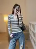 Blusa de tricô preta com listras, estilo francês, gola meio aberta, manga longa, para mulheres, camada base elegante de outono de alta qualidade, blusa absolutamente linda