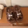 Pantuflas peludas de suela gruesa para mujer, nuevo estilo otoño/invierno 2026, diseño de una tira, con un toque de lujo, con hebilla metálica y forro de algodón afelpado